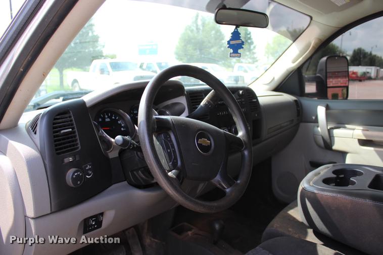 image for item L3221 2013 Chevrolet Silverado 3500HD Crew Cab pickup truck
