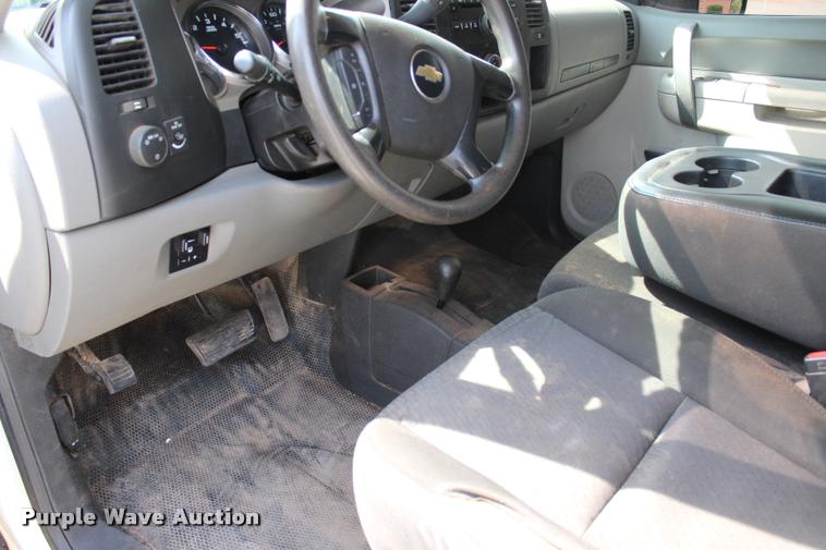 image for item L3221 2013 Chevrolet Silverado 3500HD Crew Cab pickup truck