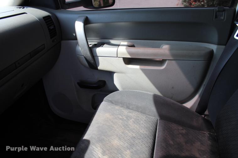 image for item L3221 2013 Chevrolet Silverado 3500HD Crew Cab pickup truck