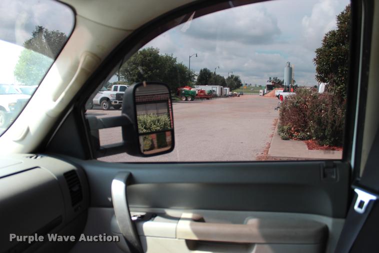 image for item L3221 2013 Chevrolet Silverado 3500HD Crew Cab pickup truck