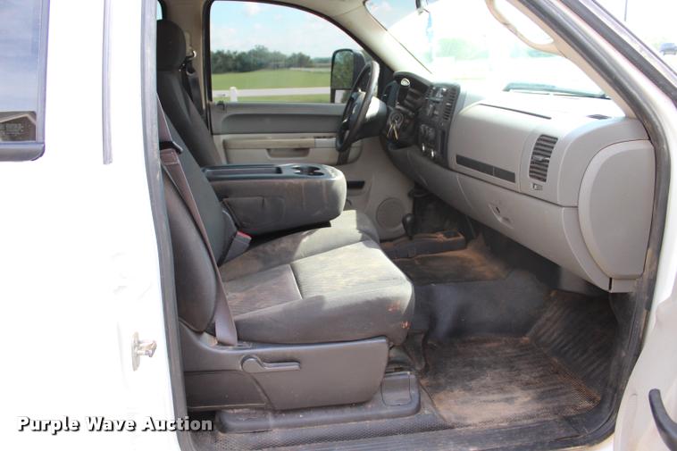 image for item L3221 2013 Chevrolet Silverado 3500HD Crew Cab pickup truck