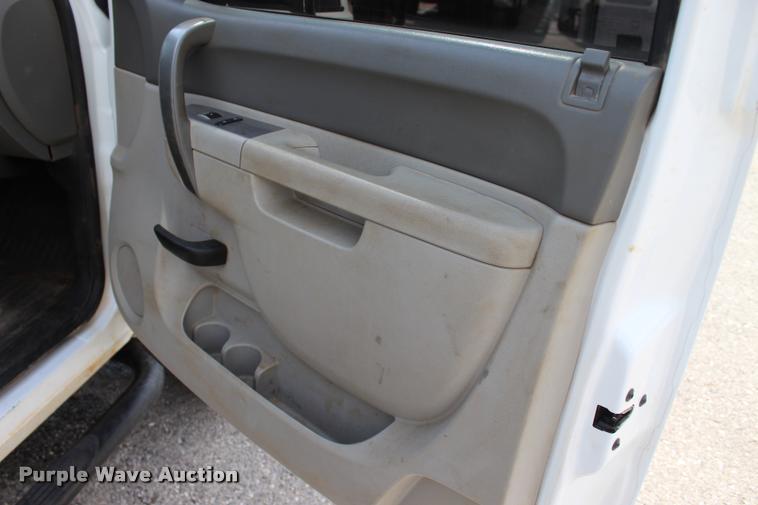 image for item L3221 2013 Chevrolet Silverado 3500HD Crew Cab pickup truck