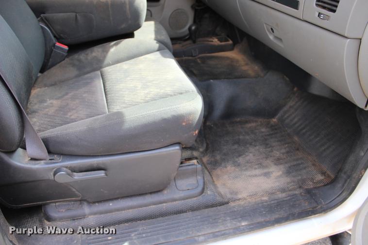 image for item L3221 2013 Chevrolet Silverado 3500HD Crew Cab pickup truck