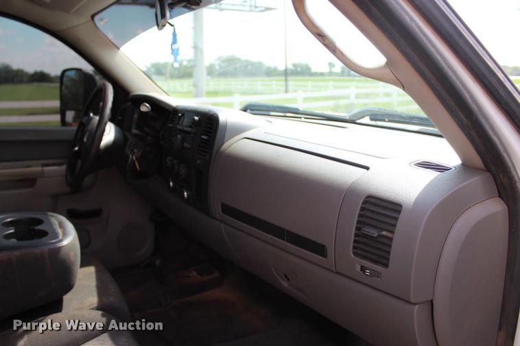 image for item L3221 2013 Chevrolet Silverado 3500HD Crew Cab pickup truck