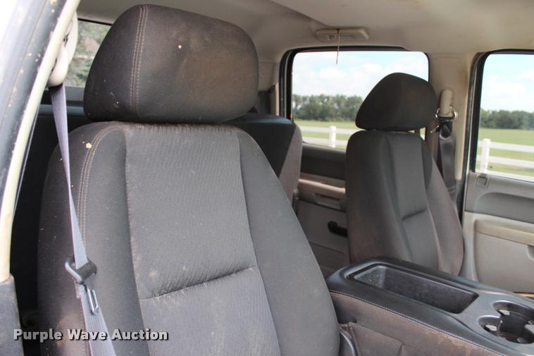 image for item L3221 2013 Chevrolet Silverado 3500HD Crew Cab pickup truck