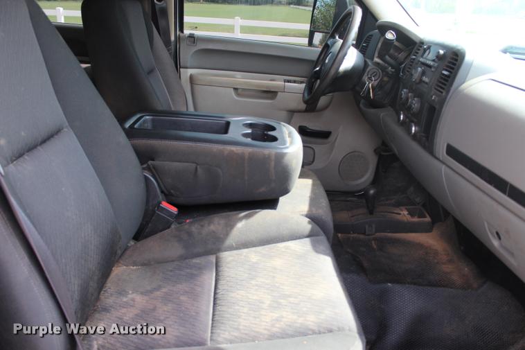 image for item L3221 2013 Chevrolet Silverado 3500HD Crew Cab pickup truck