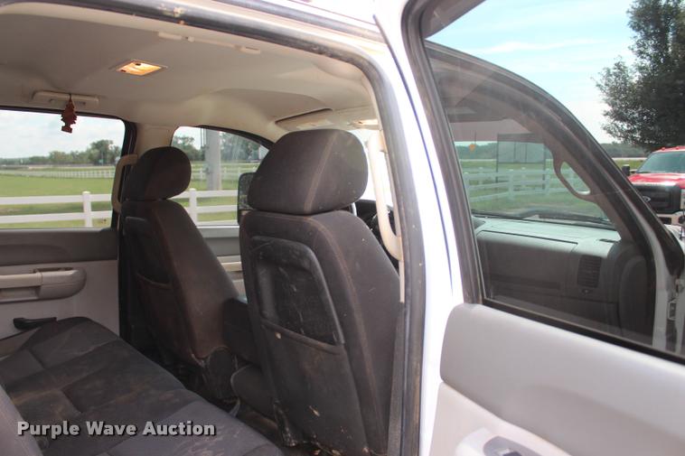 image for item L3221 2013 Chevrolet Silverado 3500HD Crew Cab pickup truck