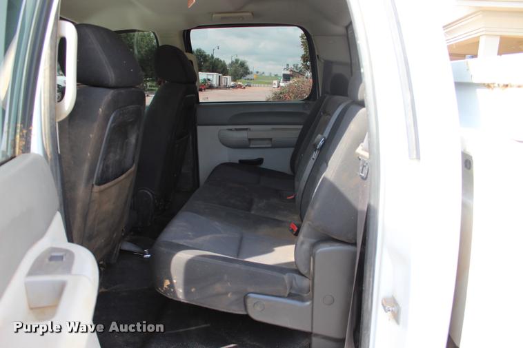 image for item L3221 2013 Chevrolet Silverado 3500HD Crew Cab pickup truck