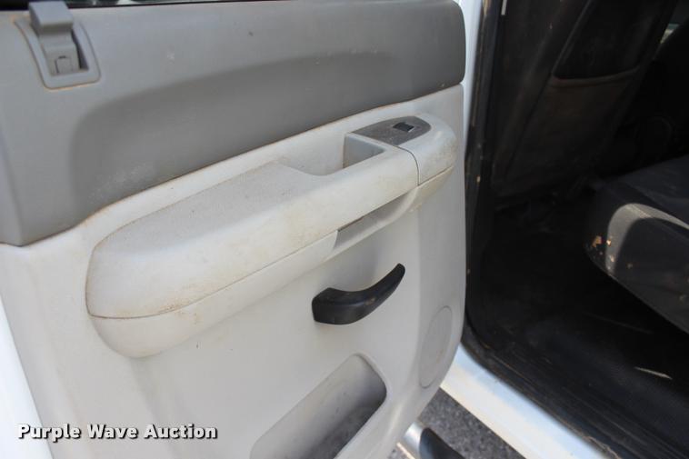 image for item L3221 2013 Chevrolet Silverado 3500HD Crew Cab pickup truck