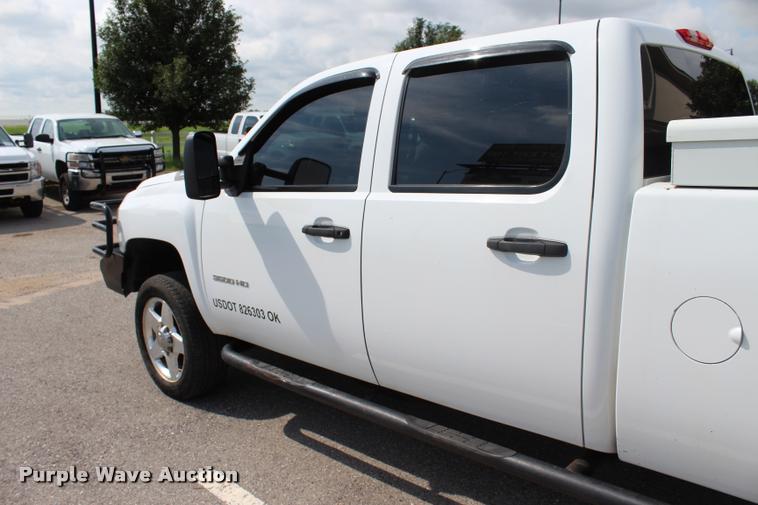 image for item L3221 2013 Chevrolet Silverado 3500HD Crew Cab pickup truck