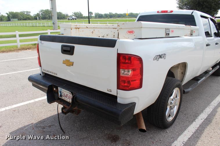 image for item L3221 2013 Chevrolet Silverado 3500HD Crew Cab pickup truck
