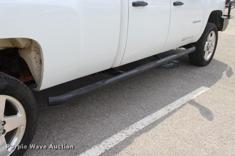 image for item L3221 2013 Chevrolet Silverado 3500HD Crew Cab pickup truck