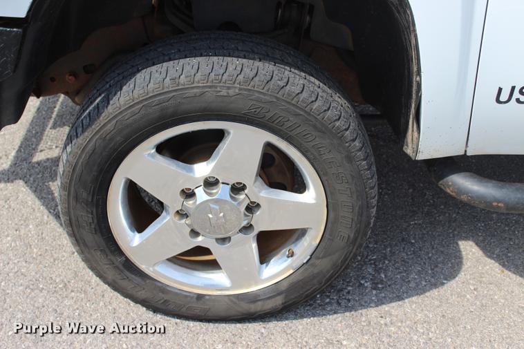 image for item L3221 2013 Chevrolet Silverado 3500HD Crew Cab pickup truck