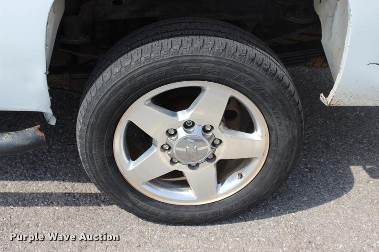 image for item L3221 2013 Chevrolet Silverado 3500HD Crew Cab pickup truck