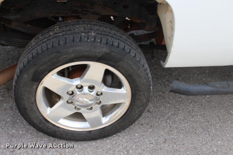 image for item L3221 2013 Chevrolet Silverado 3500HD Crew Cab pickup truck