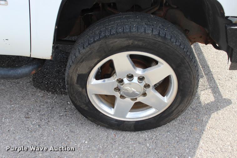 image for item L3221 2013 Chevrolet Silverado 3500HD Crew Cab pickup truck