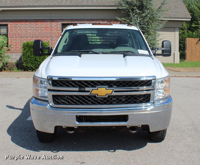 image for item L3222 2013 Chevrolet Silverado 3500HD Crew Cab flatbed pickup truck