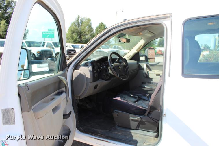 image for item L3222 2013 Chevrolet Silverado 3500HD Crew Cab flatbed pickup truck