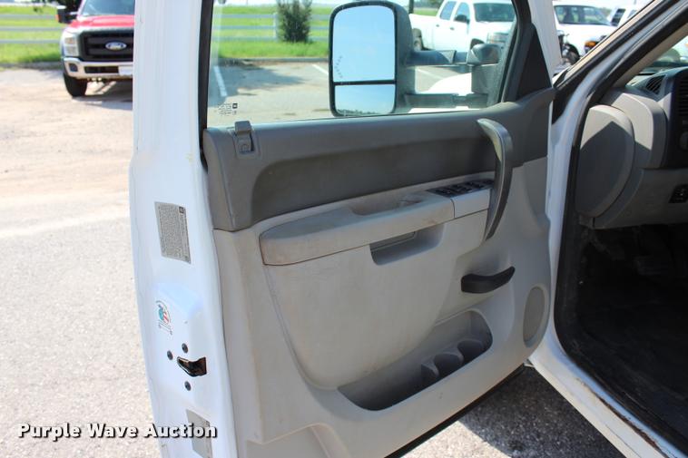 image for item L3222 2013 Chevrolet Silverado 3500HD Crew Cab flatbed pickup truck