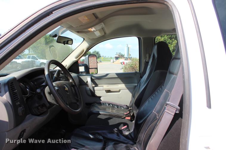 image for item L3222 2013 Chevrolet Silverado 3500HD Crew Cab flatbed pickup truck