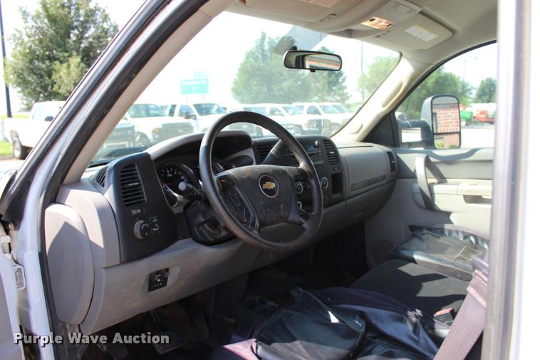 image for item L3222 2013 Chevrolet Silverado 3500HD Crew Cab flatbed pickup truck