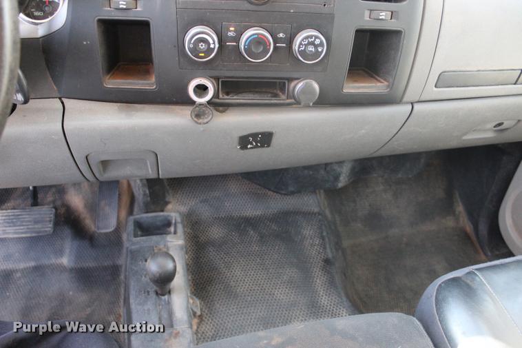 image for item L3222 2013 Chevrolet Silverado 3500HD Crew Cab flatbed pickup truck