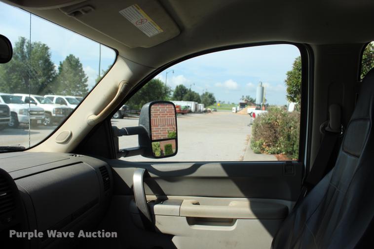 image for item L3222 2013 Chevrolet Silverado 3500HD Crew Cab flatbed pickup truck