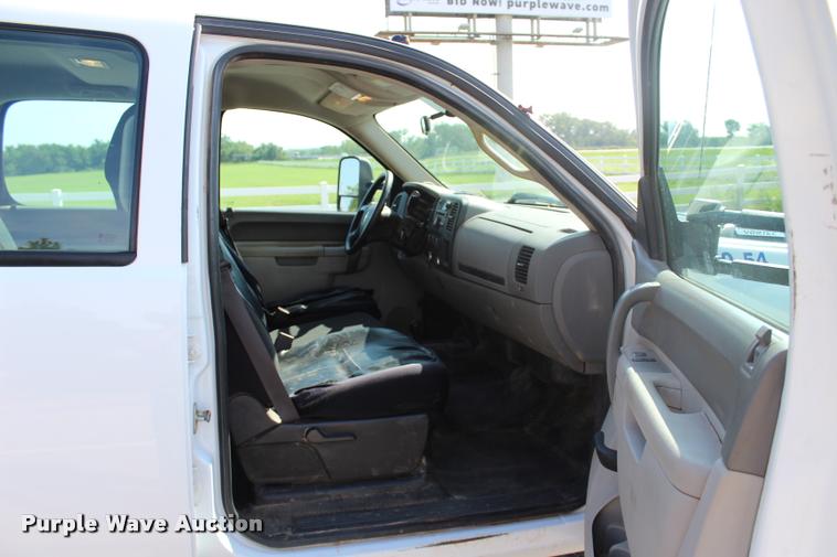 image for item L3222 2013 Chevrolet Silverado 3500HD Crew Cab flatbed pickup truck