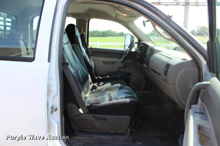 image for item L3222 2013 Chevrolet Silverado 3500HD Crew Cab flatbed pickup truck