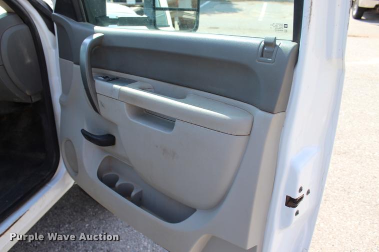 image for item L3222 2013 Chevrolet Silverado 3500HD Crew Cab flatbed pickup truck