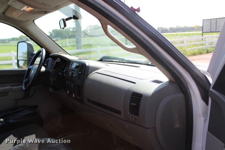 image for item L3222 2013 Chevrolet Silverado 3500HD Crew Cab flatbed pickup truck