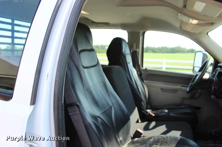 image for item L3222 2013 Chevrolet Silverado 3500HD Crew Cab flatbed pickup truck