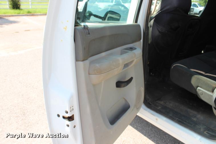 image for item L3222 2013 Chevrolet Silverado 3500HD Crew Cab flatbed pickup truck