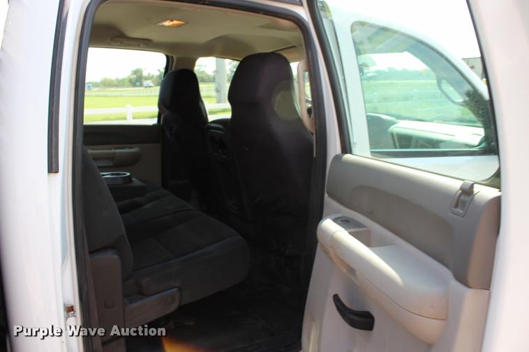 image for item L3222 2013 Chevrolet Silverado 3500HD Crew Cab flatbed pickup truck