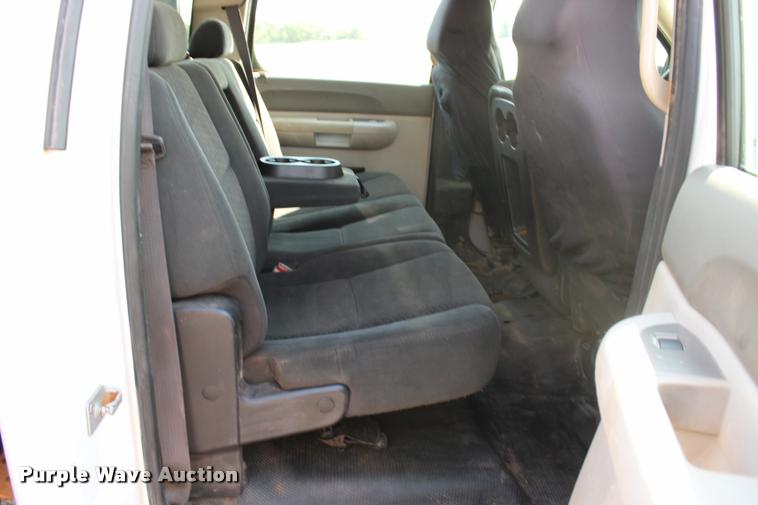 image for item L3222 2013 Chevrolet Silverado 3500HD Crew Cab flatbed pickup truck