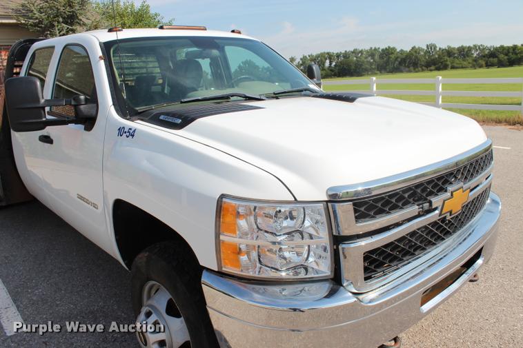 image for item L3222 2013 Chevrolet Silverado 3500HD Crew Cab flatbed pickup truck