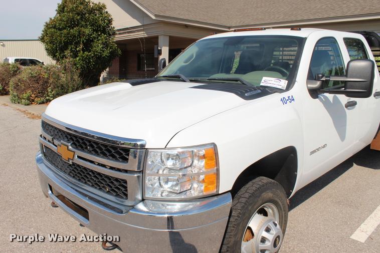 image for item L3222 2013 Chevrolet Silverado 3500HD Crew Cab flatbed pickup truck