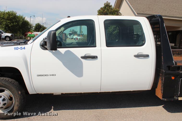 image for item L3222 2013 Chevrolet Silverado 3500HD Crew Cab flatbed pickup truck
