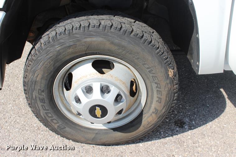 image for item L3222 2013 Chevrolet Silverado 3500HD Crew Cab flatbed pickup truck