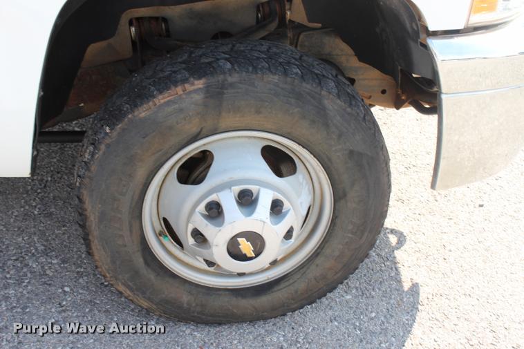 image for item L3222 2013 Chevrolet Silverado 3500HD Crew Cab flatbed pickup truck