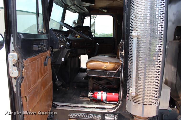 image for item L3226 1994 Freightliner FLD120 dump truck