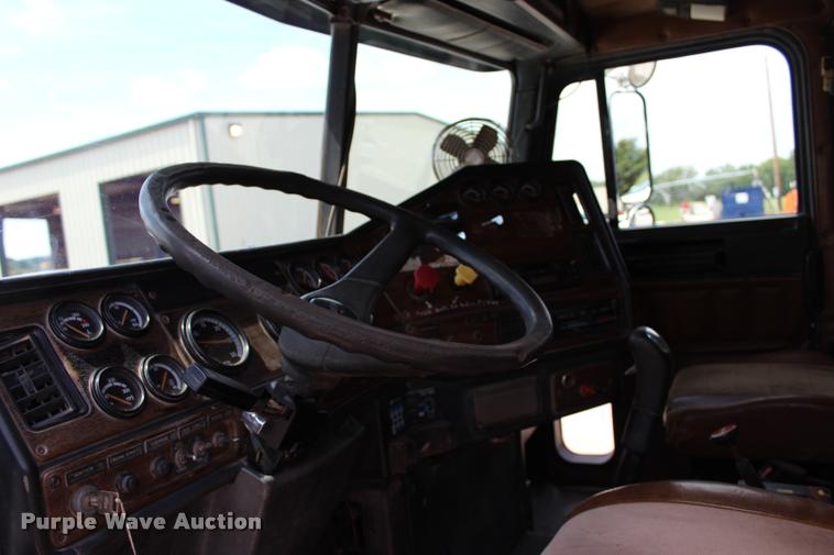 image for item L3226 1994 Freightliner FLD120 dump truck