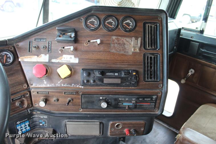 image for item L3226 1994 Freightliner FLD120 dump truck