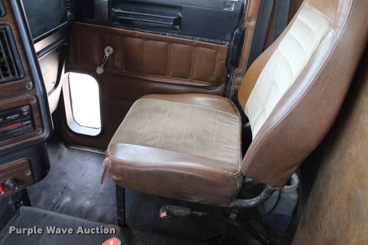 image for item L3226 1994 Freightliner FLD120 dump truck