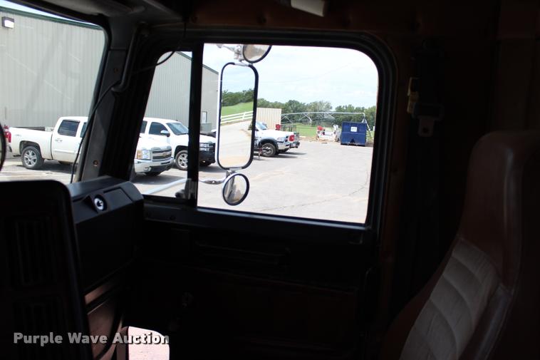 image for item L3226 1994 Freightliner FLD120 dump truck