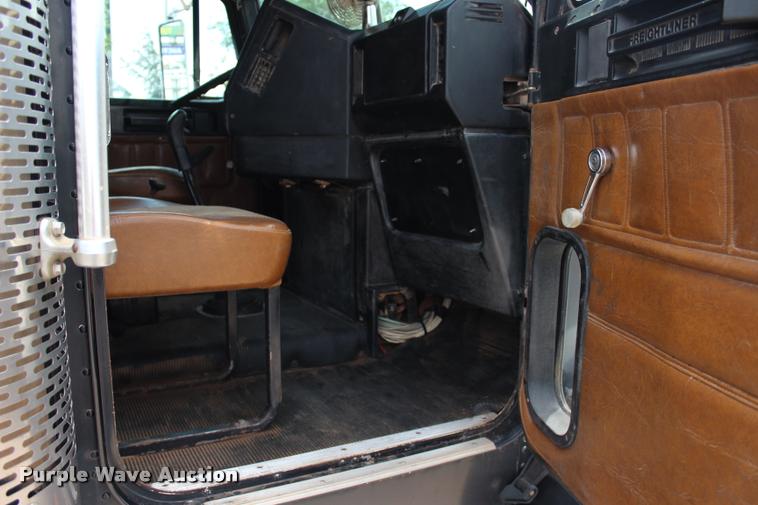 image for item L3226 1994 Freightliner FLD120 dump truck