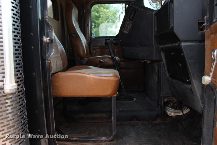 image for item L3226 1994 Freightliner FLD120 dump truck