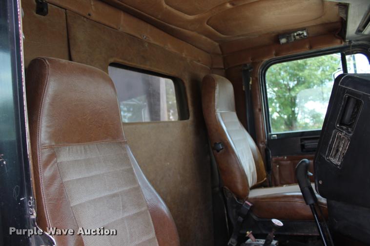 image for item L3226 1994 Freightliner FLD120 dump truck