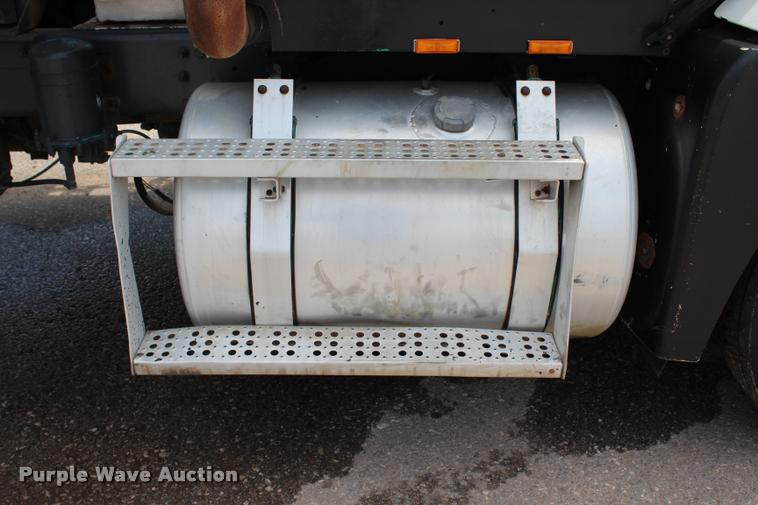 image for item L3226 1994 Freightliner FLD120 dump truck