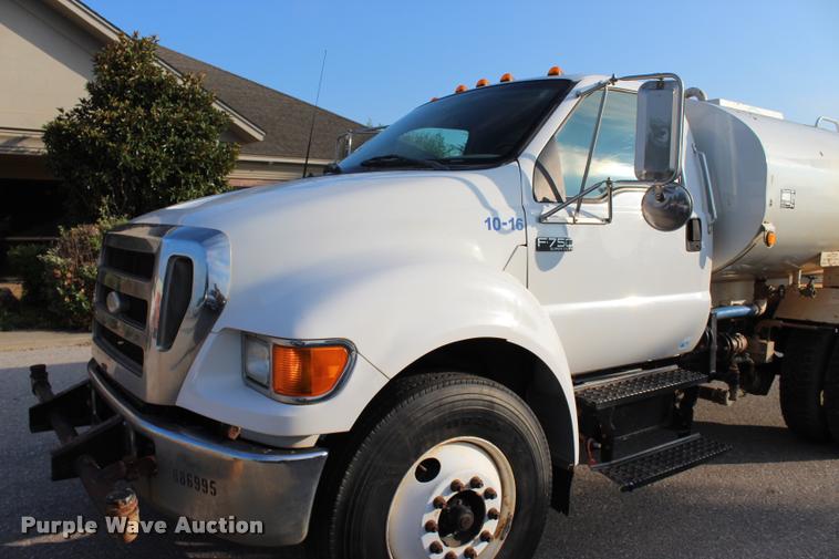 image for item L3228 2006 Ford F750 Super Duty XL water truck